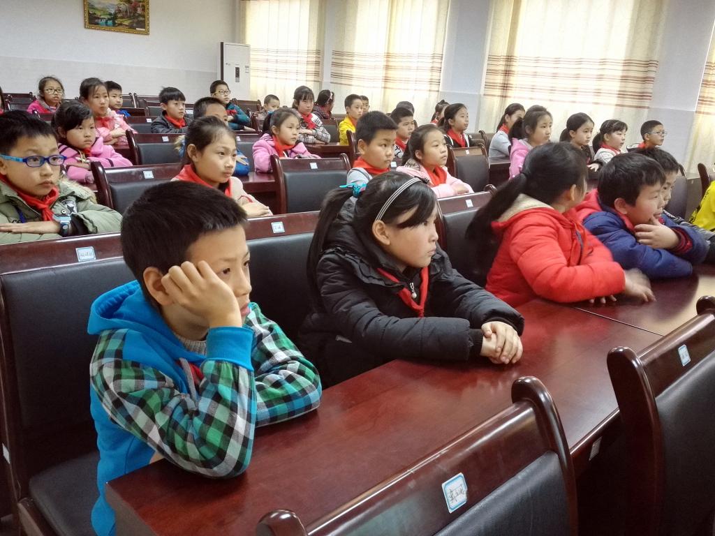 新屋小学的孩子们认真听关于雷锋的故事