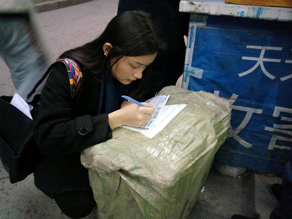 理工志愿者为孩子们寄送礼物