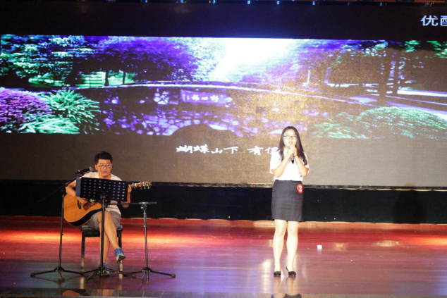 第三环节,欧敏同学演唱《理工版南山南》